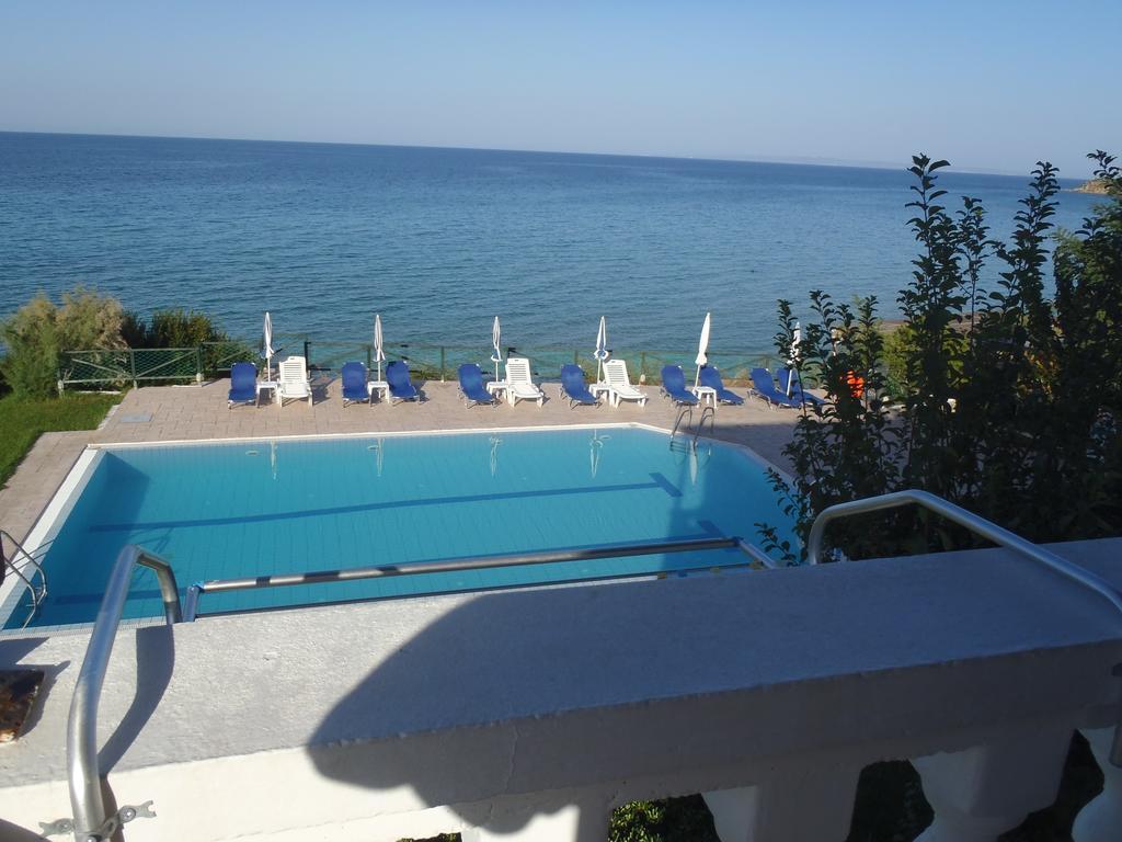Loukas Apartments On The Waves Tragaki Habitación foto