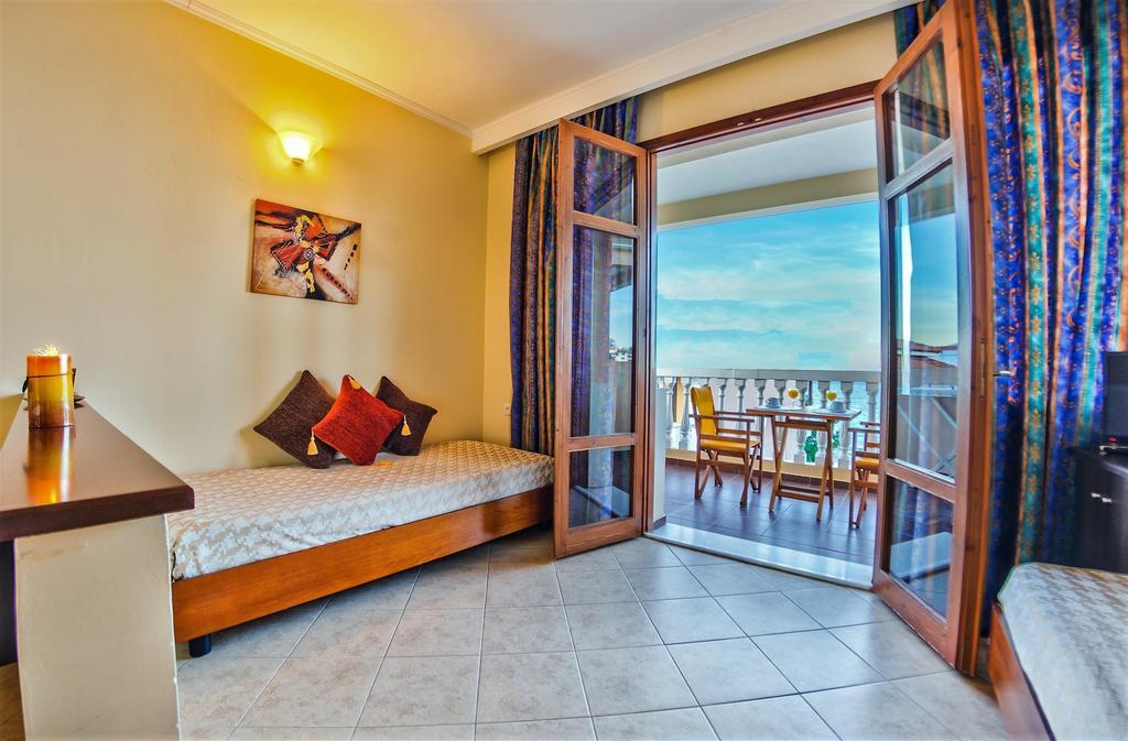 Loukas Apartments On The Waves Tragaki Habitación foto