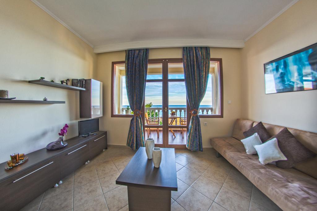 Loukas Apartments On The Waves Tragaki Habitación foto