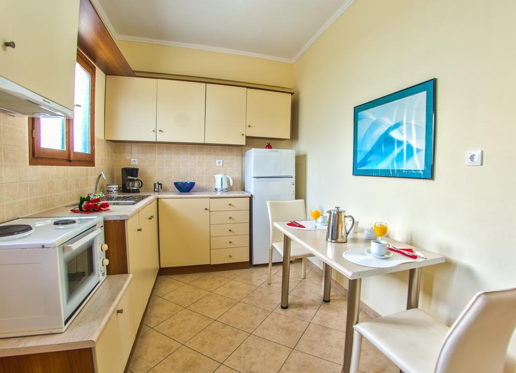 Loukas Apartments On The Waves Tragaki Habitación foto